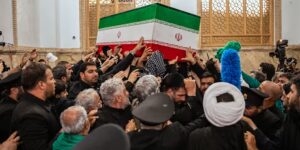Het Amerikaanse leger zegt dat het Iran aanvalt als reactie op een aanval op een burgerschip in de Straat van Hormuz