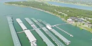 Het Canyon Lake Reservoir nadert zijn volledige capaciteit na een dramatische stijging van het waterpeil