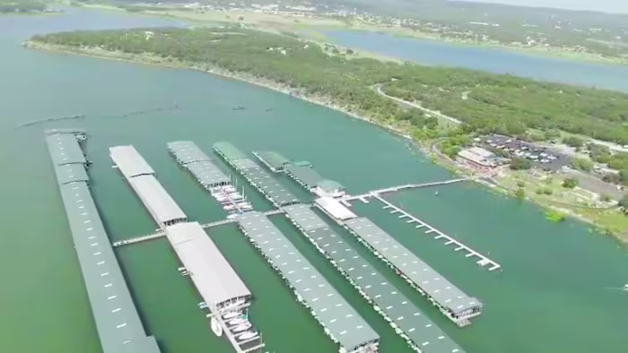 Het Canyon Lake Reservoir nadert zijn volledige capaciteit na een dramatische stijging van het waterpeil