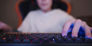 Het aantal zaken waarbij gewelddadige extremisten betrokken zijn die zich online op kinderen richten, is in San Antonio in twee jaar tijd met 300% gestegen, zegt de FBI