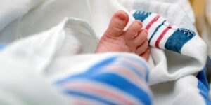 Het kindersterftecijfer in de VS is gedaald tot een historisch dieptepunt, hoewel het nog steeds achterblijft bij andere vergelijkbare landen