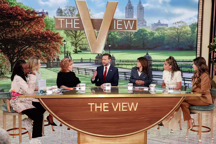 JD Vance ging op televisie om een ​​geloofsmemoires te publiceren. 'The View' had andere plannen