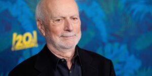 James Burrows, regisseur van klassieke tv-komedies als ‘Cheers’ en ‘Friends’, sterft op 85-jarige leeftijd
