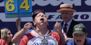 Joey Chestnut eet 66 hotdogs om opnieuw de Mosterdgordel te claimen bij Nathan’s Famous-wedstrijd