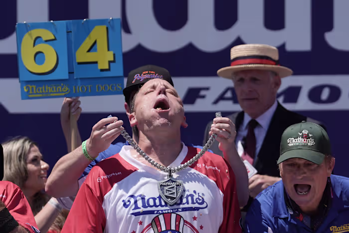 Joey Chestnut eet 66 hotdogs om opnieuw de Mosterdgordel te claimen bij Nathan's Famous-wedstrijd