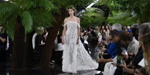 Jonathan Anderson verlegt de buzz van Dior van de verborgen trouwjurk van Taylor Swift naar sculpturale couture