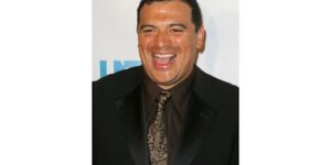Komiek Carlos Mencia wordt geconfronteerd met twaalf aanklachten wegens het niet melden van meer dan $8 miljoen aan inkomsten