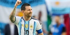 Lionel Messi scoort 20e WK-doelpunt, breidt streak uit naar 8 wedstrijden en neemt leiding in de Gouden Schoen