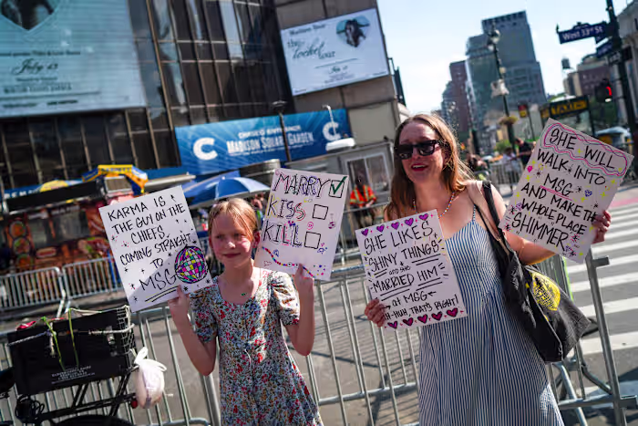 Madison Square Garden gonst van enthousiaste Swifties voorafgaand aan de Swift-Kelce-bruiloft