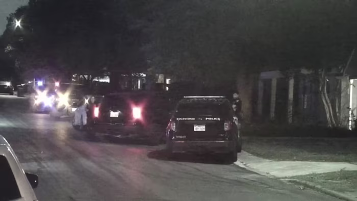 Man aangehouden nadat twee kinderen werden neergeschoten terwijl ze sliepen in het huis van Northeast Side, zegt SAPD
