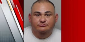 Man gearresteerd op bouwplaats I-35, beschuldigd van het nabootsen van een politieagent