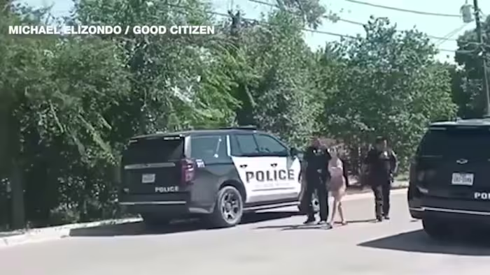 Man registreert arrestatie van twee moordverdachten in Del Rio, komt er later achter dat het slachtoffer zijn familielid was
