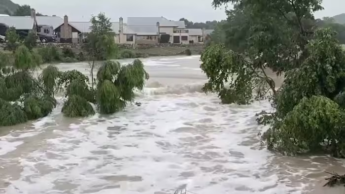 Meer dan 500 mensen werden gered bij overstromingen in Texas; De dreiging is nog niet voorbij, zegt gouverneur Abbott