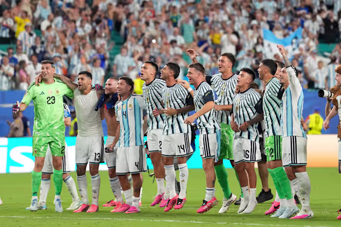 Messi en Argentinië versloegen Kaapverdië met 3-2 in de verlenging en gingen door naar de achtste WK-ronde