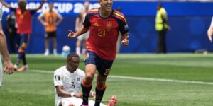 Mikel Oyarzabal’s twee doelpunten sturen het dominante Spanje voorbij Oostenrijk met 3-0 en naar de achtste finales op het WK