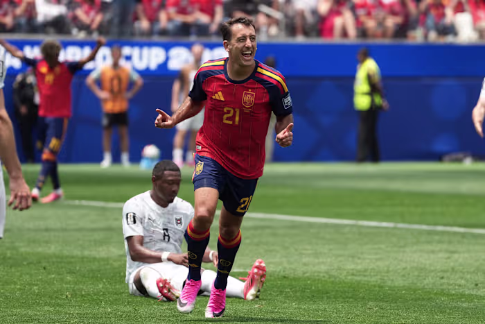 Mikel Oyarzabal's twee doelpunten sturen het dominante Spanje voorbij Oostenrijk met 3-0 en naar de achtste finales op het WK