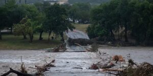 Minstens één persoon is omgekomen toen de overstromingen in Texas evacuaties en reddingsacties noodzakelijk maakten, zegt de gouverneur