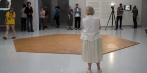 Museum eert een overleden kunstenaar door de vloer te bedekken met genoeg pindakaas om 15.000 sandwiches te maken