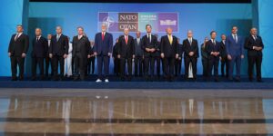 NAVO-leiders kwamen naar Turkije om de veiligheid te bespreken. Erdogan gaf ze elk een gegraveerde revolver