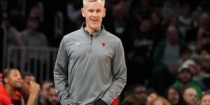Naismith Basketball Hall of Fame-coach Billy Donovan zou naar verluidt toetreden tot de technische staf van de Spurs