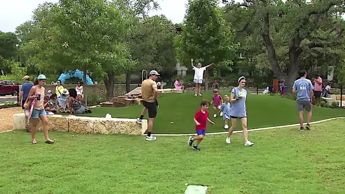 Nieuw Alamo Heights-park genoemd ter ere van Kellyanne Lytal die omkwam bij overstromingen in Hill Country