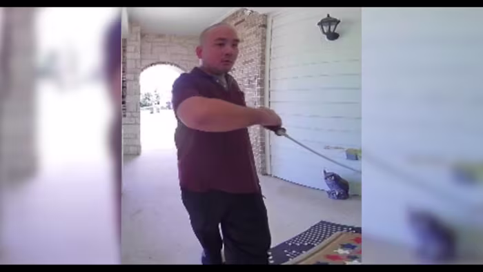 Nieuwe bewakingsvideo toont momenten voordat BCSO-agent een man neerschiet die messen vasthoudt
