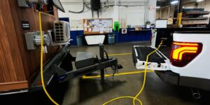 Noodstroom nodig? Autofabrikanten willen dat u niet verder hoeft te kijken dan hun voertuigen op uw oprit