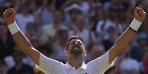 Novak Djokovic behaalt 105e wedstrijdzege op Wimbledon en evenaart daarmee het record van Roger Federer