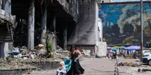 Oekraïne zegt dat het een spoorbrug naar de Krim heeft aangereden, in een poging het door Rusland bezette schiereiland te isoleren
