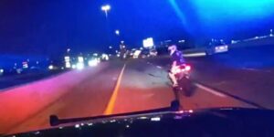 ‘Onderscheidende’ motorfiets helpt onderzoekers motorrijder te vinden die wordt beschuldigd van het rammen van BCSO-agent