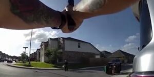 Op bodycam-video is te zien hoe een man BCSO-agenten met messen benadert, vlak voordat de schietpartij in Far West Side plaatsvindt