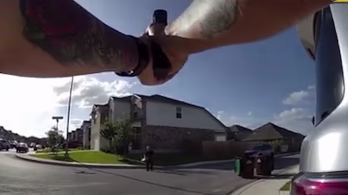 Op bodycam-video is te zien hoe een man BCSO-agenten met messen benadert, vlak voordat de schietpartij in Far West Side plaatsvindt