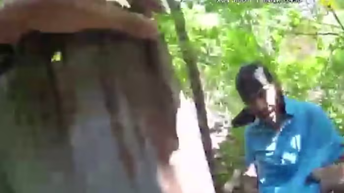 Op een bodycam-video is te zien hoe een politieagent uit San Antonio een verdachte neerschiet die tijdens de achtervolging een wapen tevoorschijn haalde