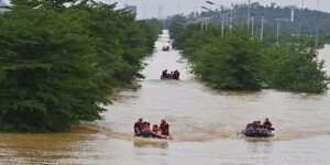 Overstromingen als gevolg van dagen van hevige regen in het zuiden van China hebben aan 39 mensen het leven gekost