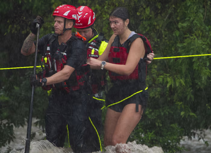 Overstromingen dwingen evacuaties in delen van Zuid-Texas terwijl langzaam voortschrijdende stormen de regio overspoelen