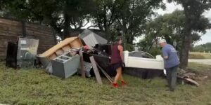 Overstromingen vegen het eigendom van de familie Hill Country weg terwijl Goat Creek stijgt