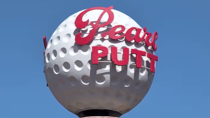 Parel om minigolfbaan te openen met bezienswaardigheden van San Antonio