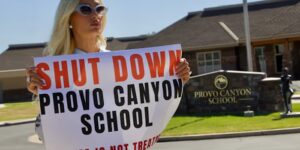 Paris Hilton keert terug naar de instelling voor ‘onrustige tieners’ in Utah om anderen te steunen die beweren mishandeld te zijn