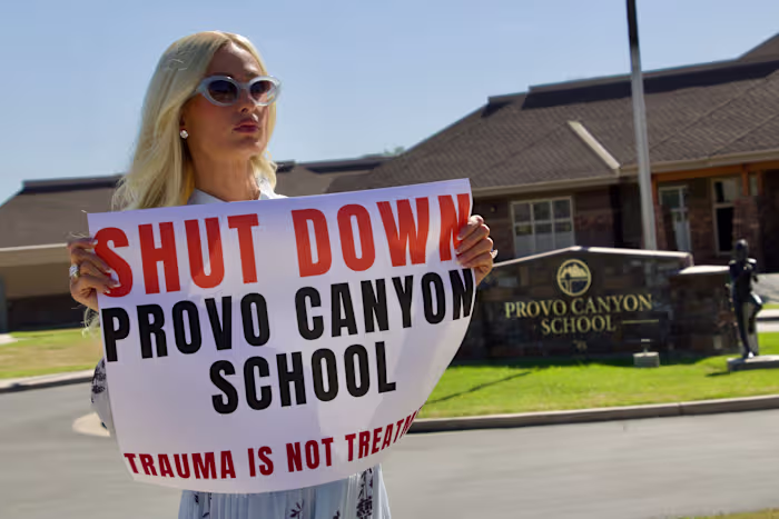 Paris Hilton keert terug naar de instelling voor 'onrustige tieners' in Utah om anderen te steunen die beweren mishandeld te zijn