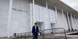 Rechters wijzen het verzoek af om de naam van Trump terug te geven aan het Kennedy Center in afwachting van een beroep