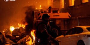 Russische aanvallen doden vier mensen in heel Oekraïne en treffen Kiev voor de tweede dag op rij