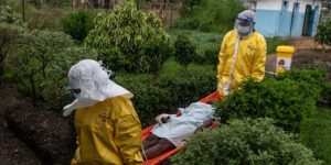Sommige gezondheidswerkers in de Congolese Ebola-uitbraak gaan staken vanwege loonproblemen, terwijl het aantal sterfgevallen bijna 600 bedraagt