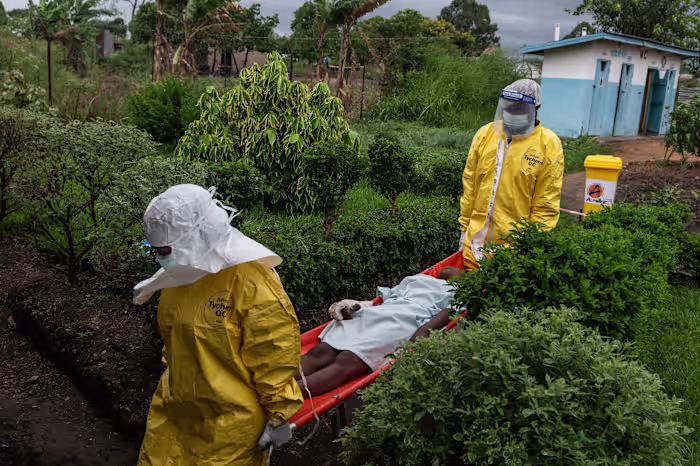 Sommige gezondheidswerkers in de Congolese Ebola-uitbraak gaan staken vanwege loonproblemen, terwijl het aantal sterfgevallen bijna 600 bedraagt