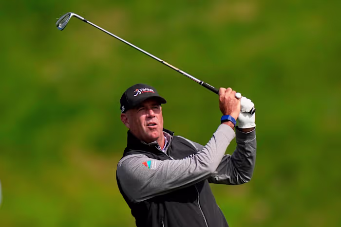 Stewart Cink en Charlie Wi delen de voorsprong op de US Senior Open na opening 67s