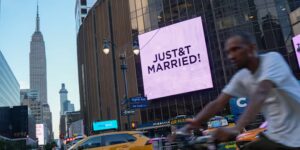Taylor Swift en Travis Kelce trouwen in het bijzijn van beroemde vrienden in Madison Square Garden