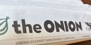 The Onion debuteert met nieuwe parodie op Infowars van Alex Jones en stuurt $ 100.000 naar Sandy Hook-families