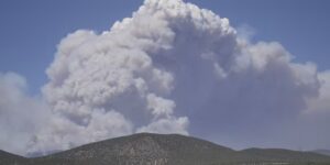 Utah roept de noodtoestand uit en beperkt vuurwerk naarmate de grootste natuurbrand in de VS groeit