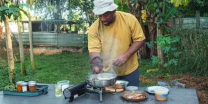 Waarom junk eten tijdens een kampeertrip? Tips en recepten voor voedzaam eten onderweg