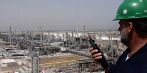 Zeven OPEC+-landen komen overeen om de maandelijkse olieproductie bescheiden uit te breiden naarmate de prijzen dalen