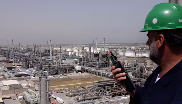 Zeven OPEC+-landen komen overeen om de maandelijkse olieproductie bescheiden uit te breiden naarmate de prijzen dalen